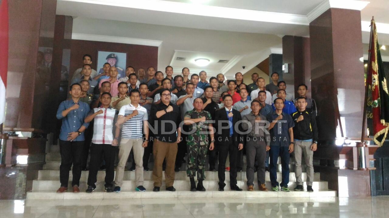 40 wasit Indonesia foto bersama usai acara pengambilan sumpah dan janji wasit. Copyright: © Zainal Hasan/Indosport